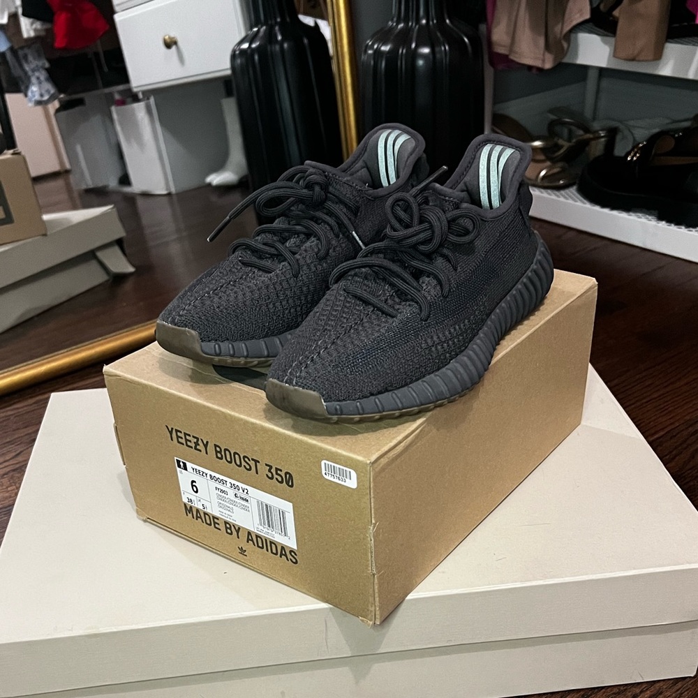 Yeezys boost 350 V2